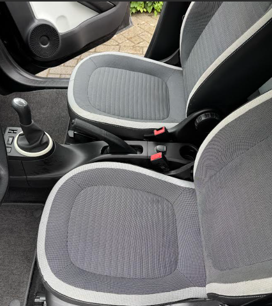 Interieur vlekken en geuren verwijderen auto